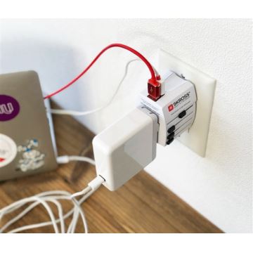 International rejseadapter 230V + 2x USB-porte